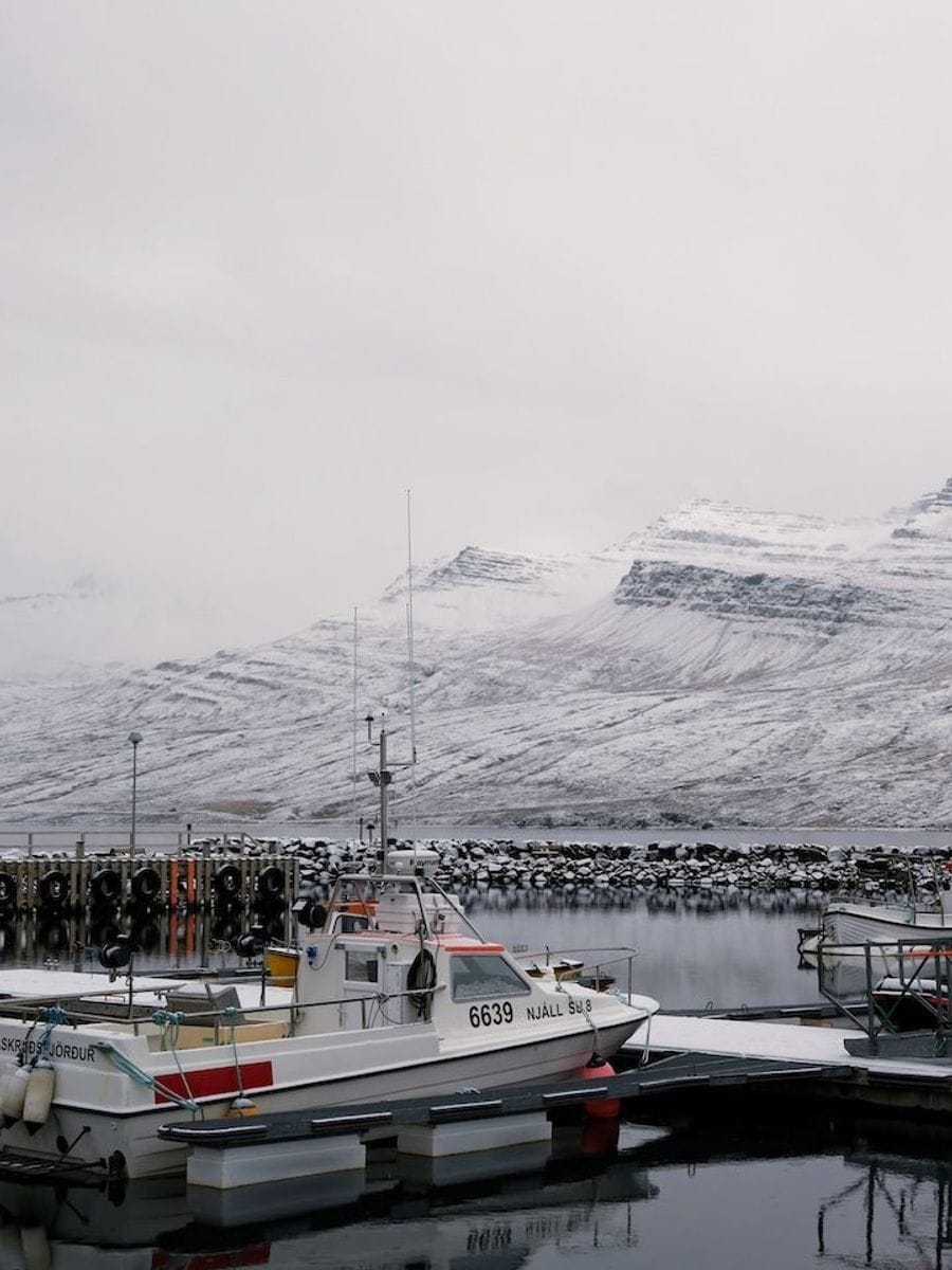 Ljósmynd af höfninni í Fáskrúðsfirði. Tekin af ASY.