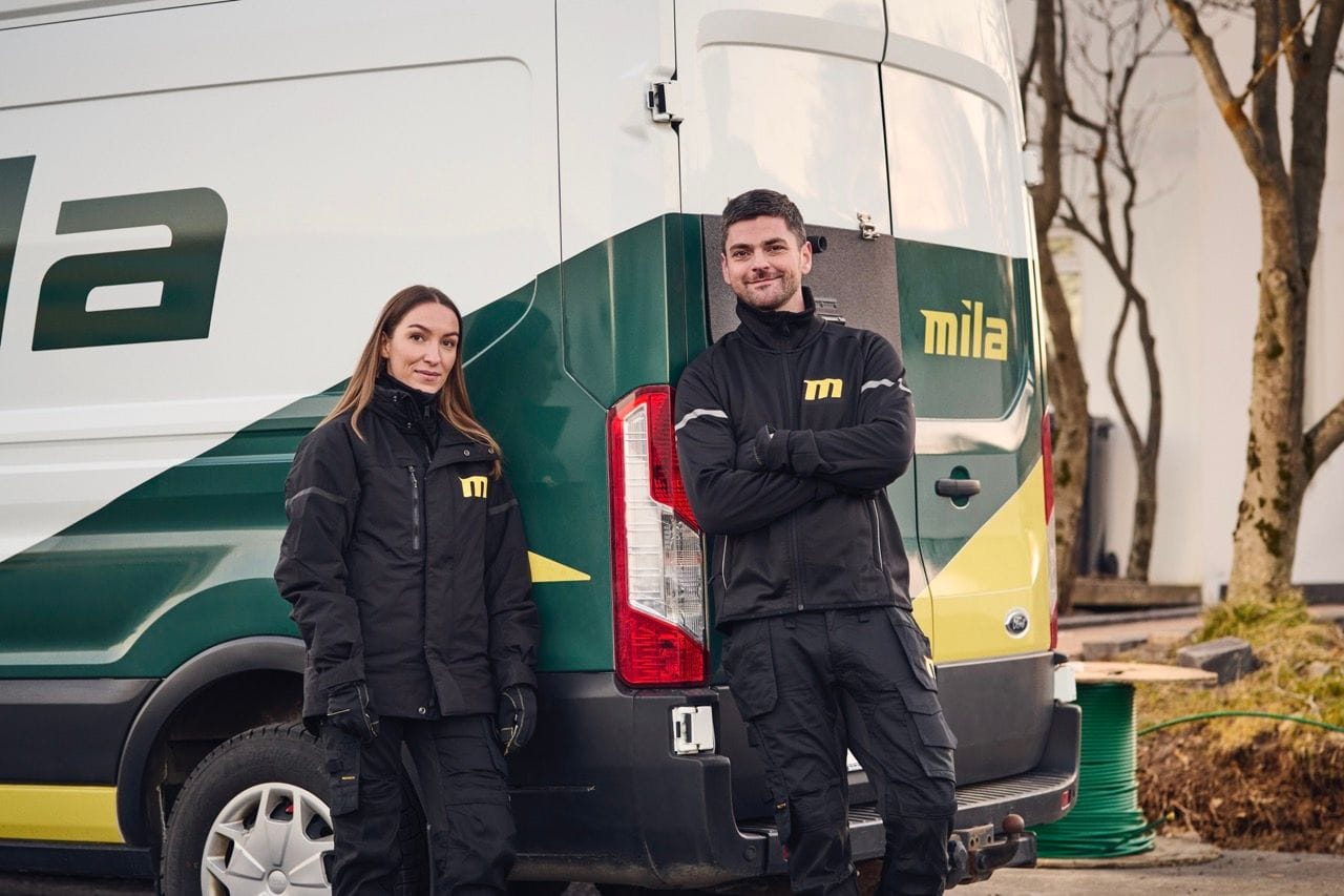 Starfsfólk Mílu upp við vettvangsbifreið