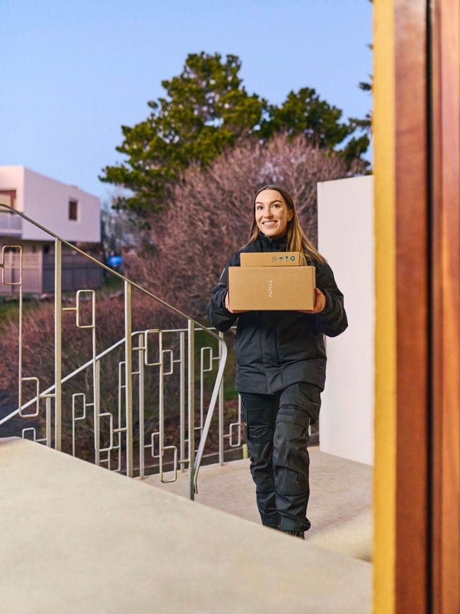 Kona mætir með netbeini á heimili