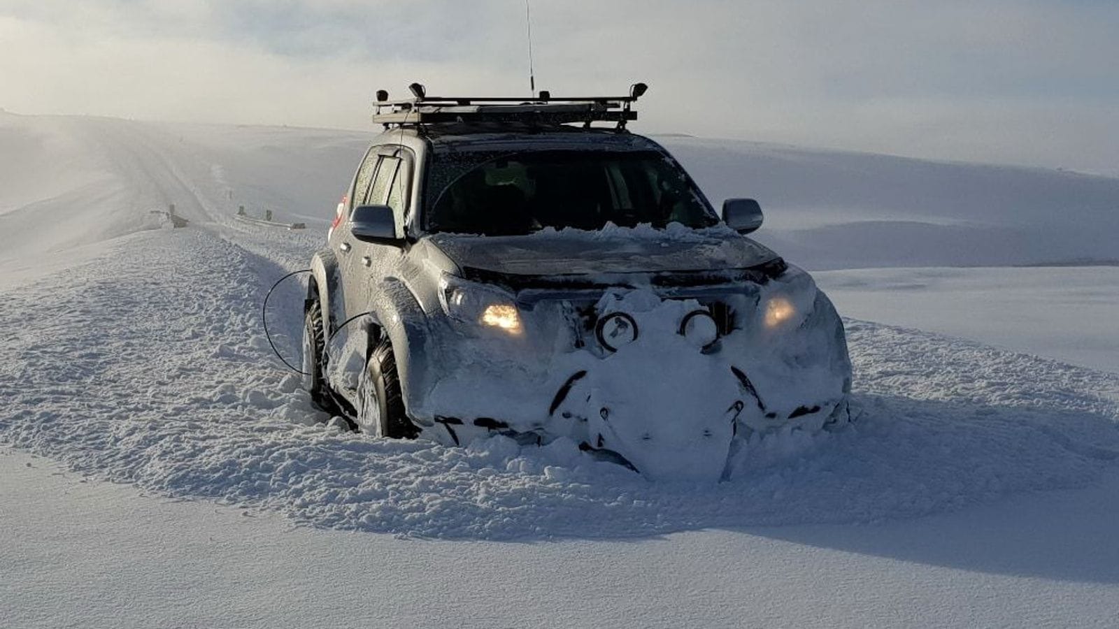 Jeppi í miklu snjó upp á fjalli