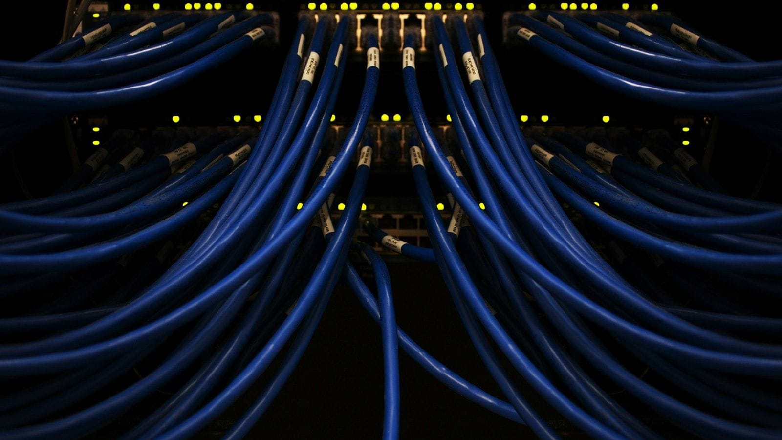 Netsnúrar tengdar í miðlægan netbúnað