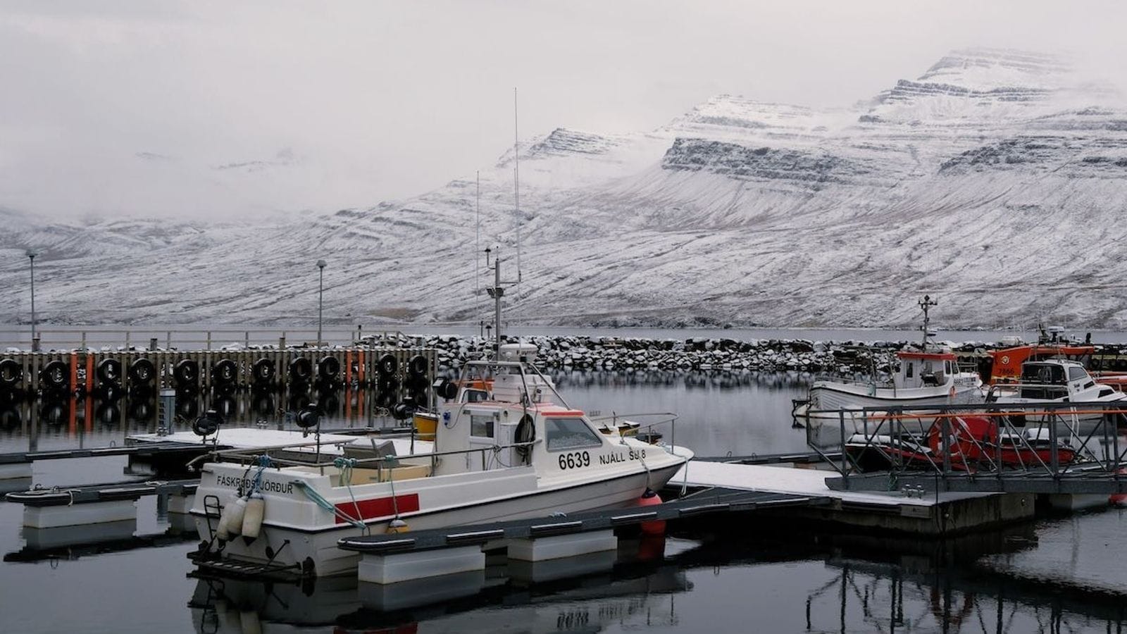Ljósmynd af höfninni í Fáskrúðsfirði. Tekin af ASY.