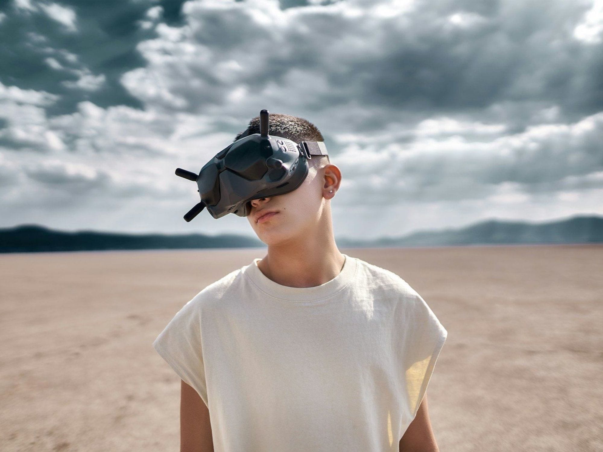 Mynd af strák með sýndarsjá frá https://unsplash.com/@jezar