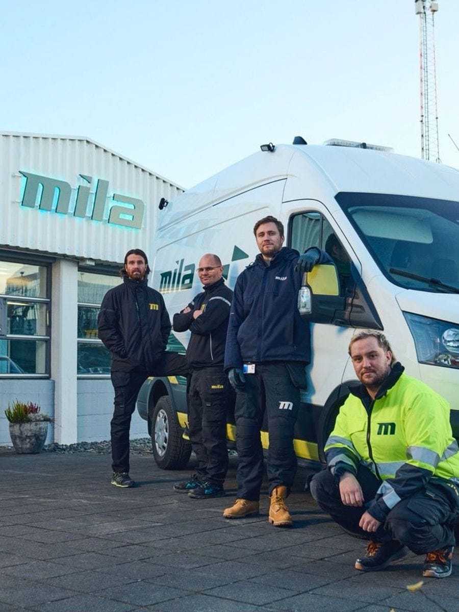 Starfsfólk Mílu fyrir utan höfuðstöðvar okkar