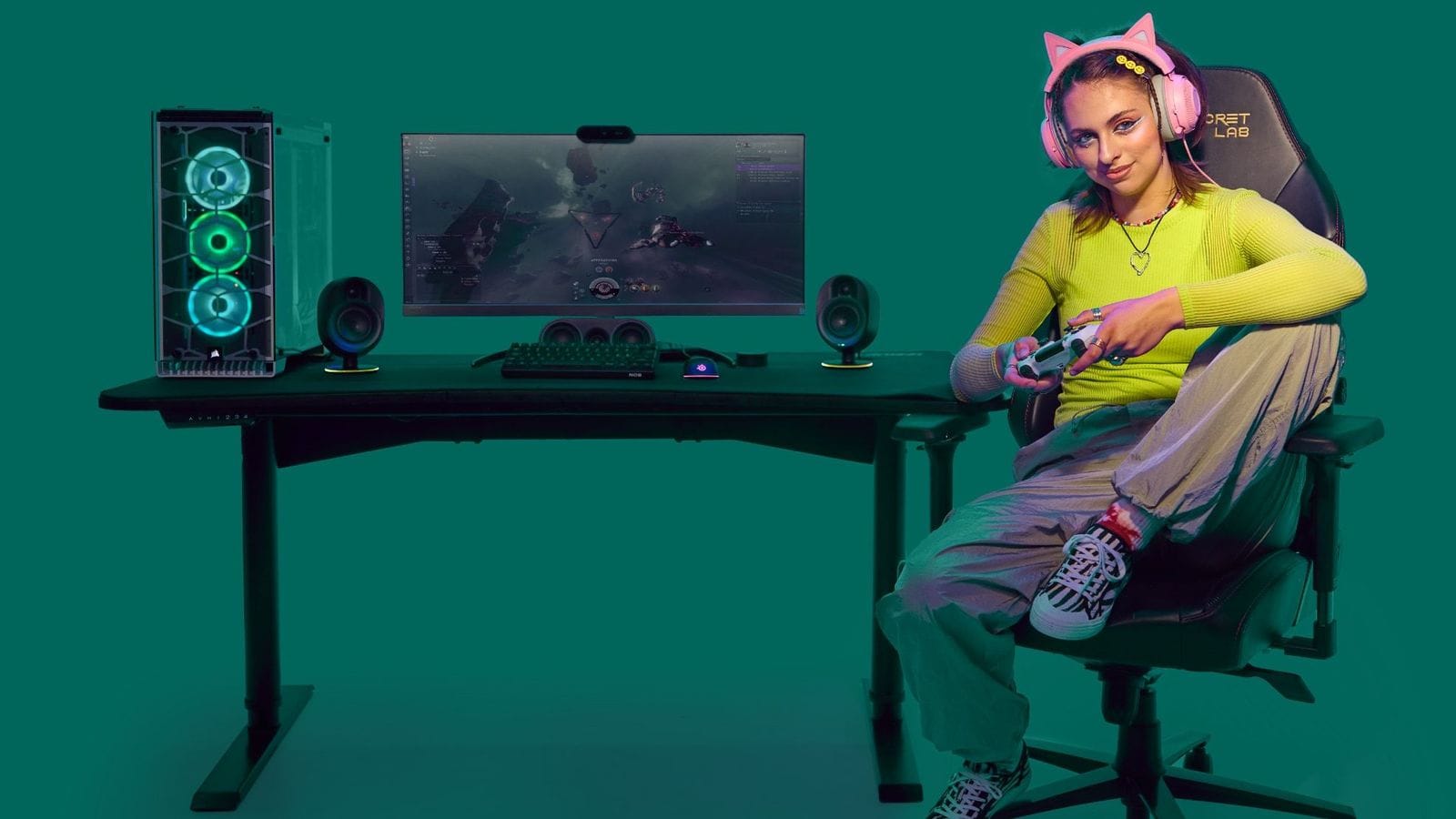 Ung stelpa með kisuheyrnatól spilar tölvuleiki í tölvuleikjastól