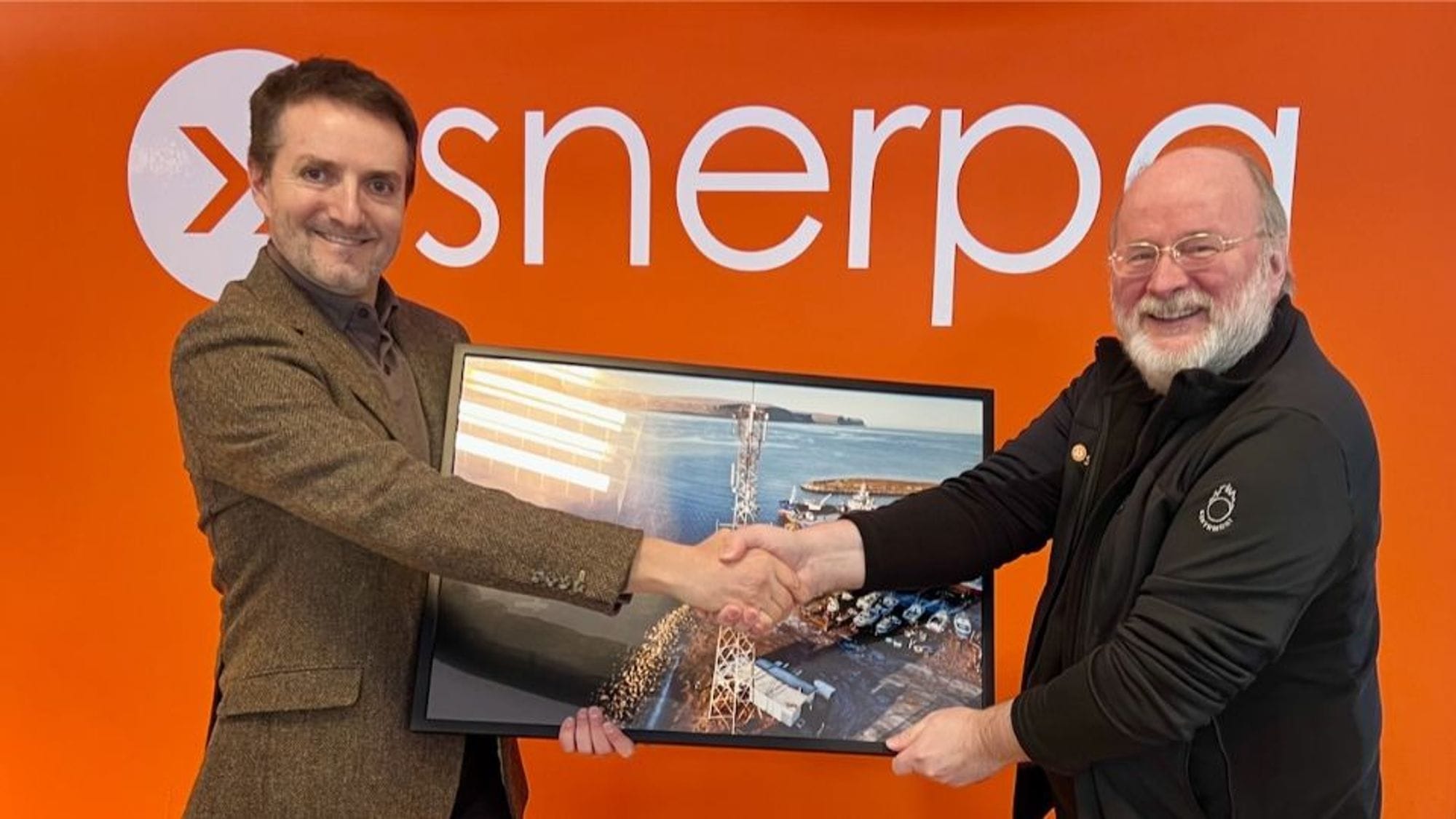 Erik forstjóri Mílu færir Birni Davíðssyni ljósmynd að gjöf í tilefni 30 ára afmæli Snerpu