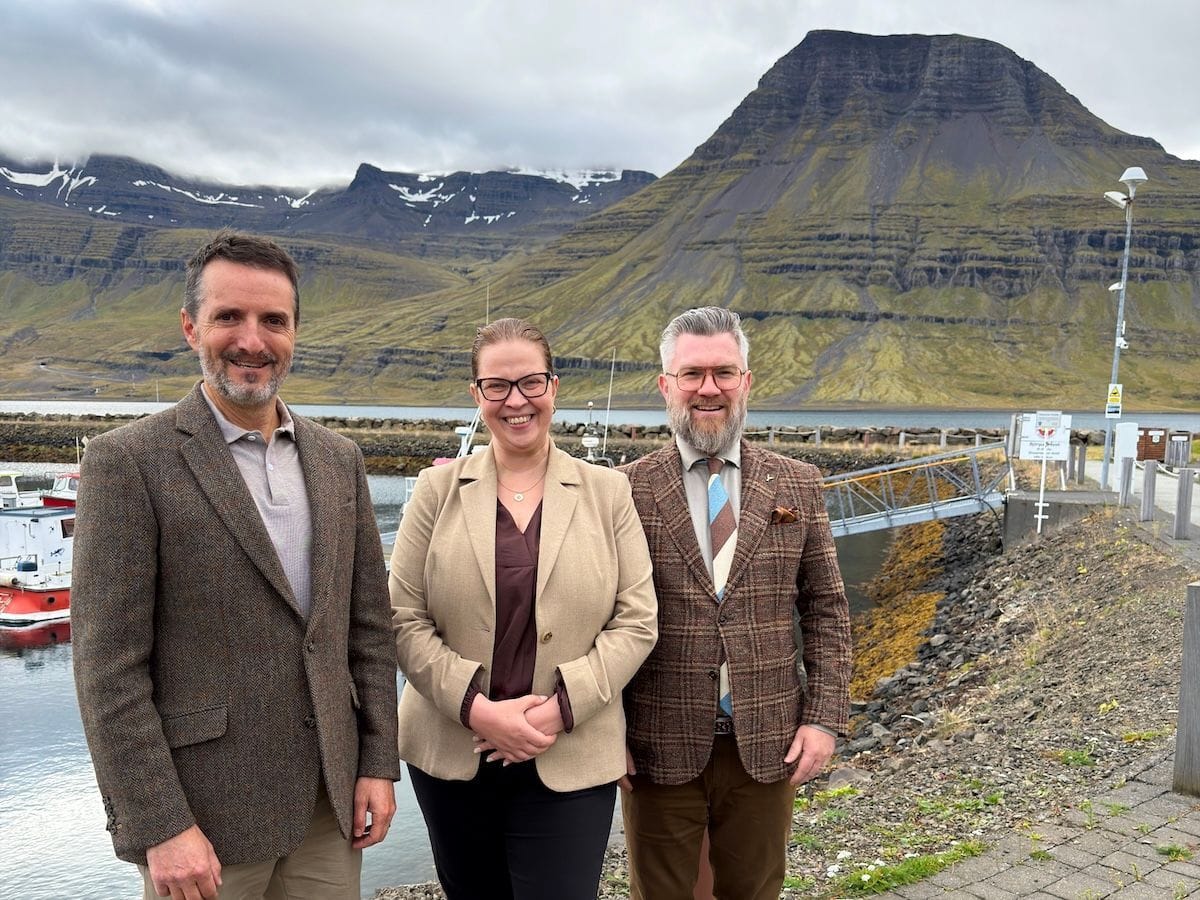 Erik Figueras Torras forstjóri Mílu, Jóna Árný Þórðardóttir bæjarstjóri Fjarðabyggðar og Ragnar Sigurðsson bæjarfulltrúi Fjarðabyggðar.