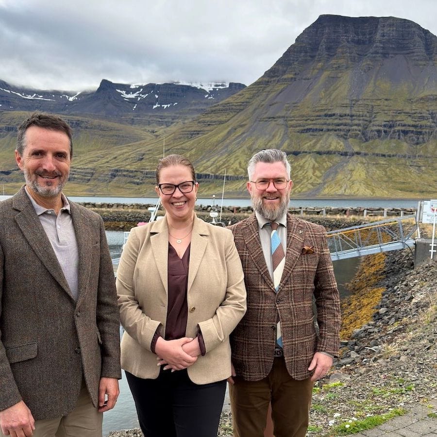 Erik Figueras Torras forstjóri Mílu, Jóna Árný Þórðardóttir bæjarstjóri Fjarðabyggðar og Ragnar Sigurðsson bæjarfulltrúi Fjarðabyggðar.