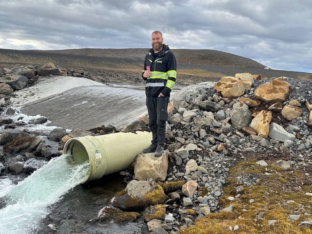 Starfsmaður Mílu stendur við virkjunina nýgangsetta